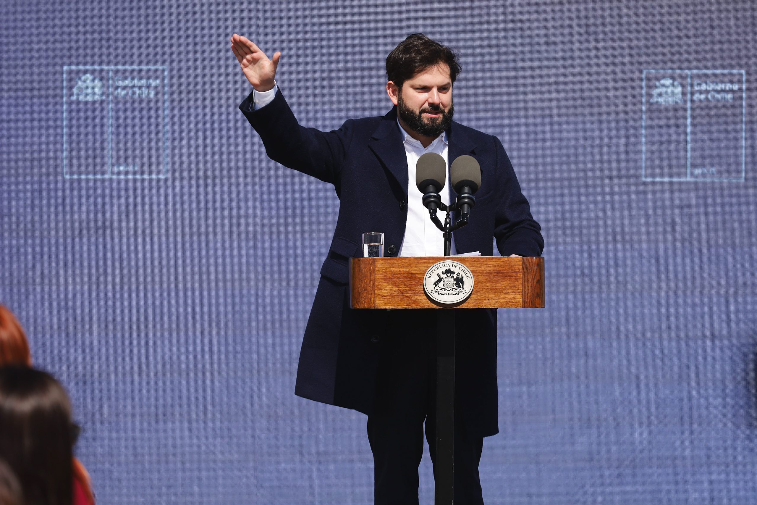 Presidente Gabriel Boric durante un acto de 18 seguro, el fondo es azul