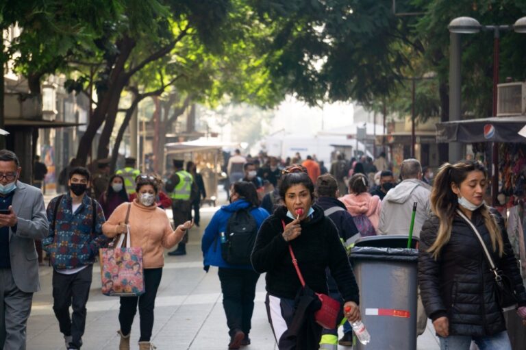 Personas caminando en la vía pública.