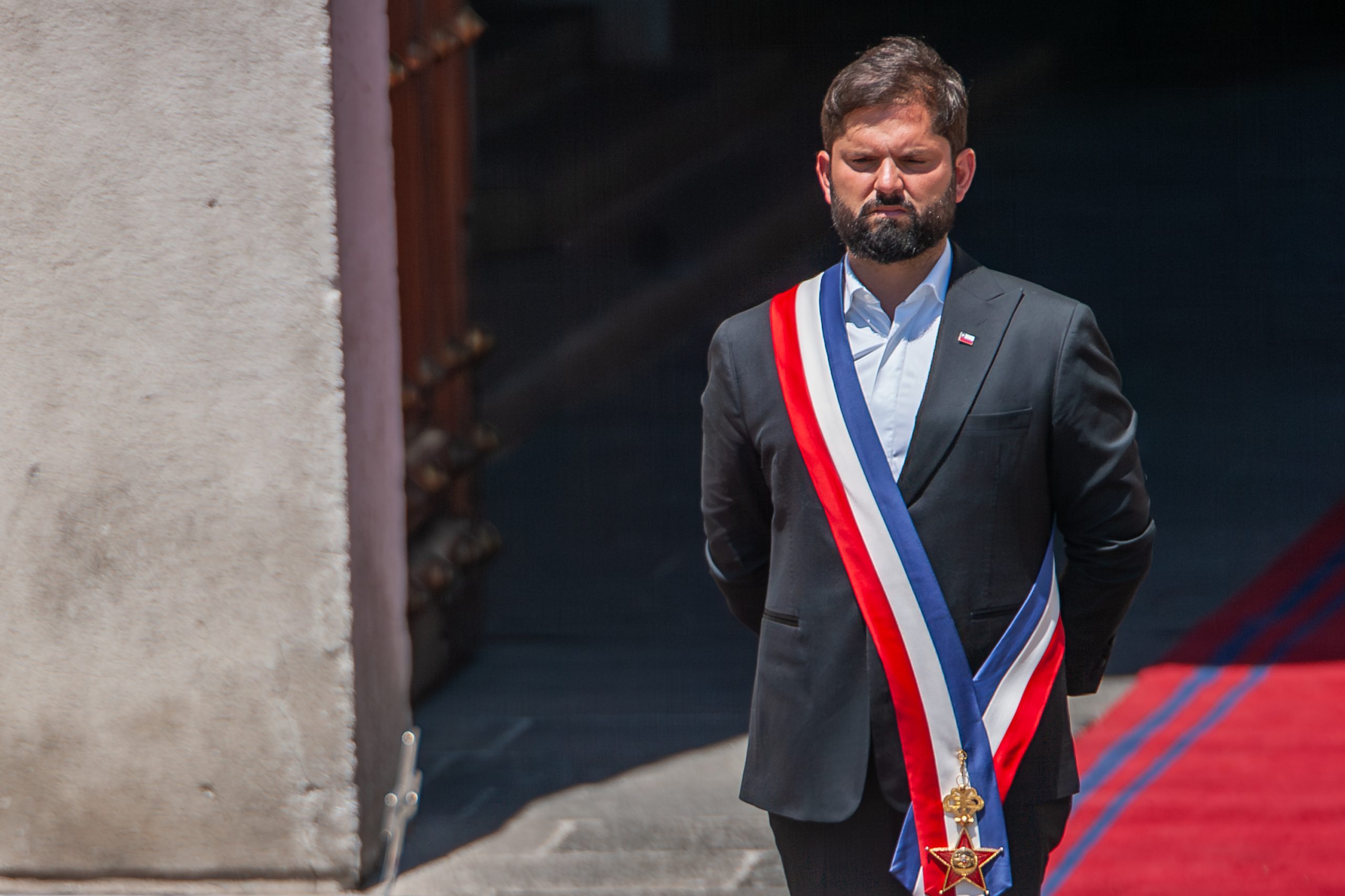 Presidente Gabriel Boric a las afueras de el palacio de la moneda.