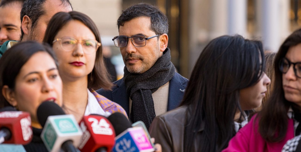 Candidato a alcalde de Recoleta, Fares Jadue, junto a Alcaldes pertenecientes a la Asociación de Municipios Libres se reúnen en el palacio de La Moneda a entregar carta al presidente Boric, con medidas para contrarrestar las alzas de las cuentas de la luz.