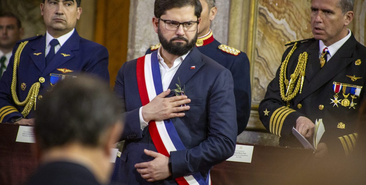 Presidente Gabriel Boric, con la mano sobre su pecho durante el Te deum