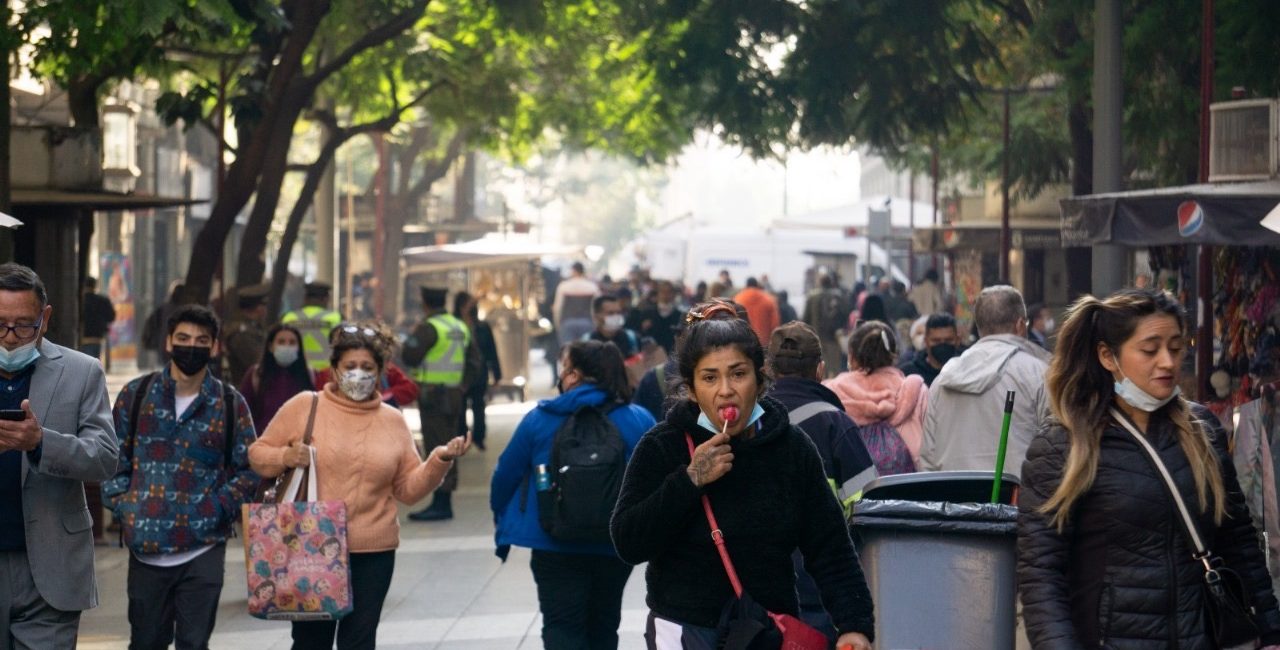 Personas caminando en la vía pública.